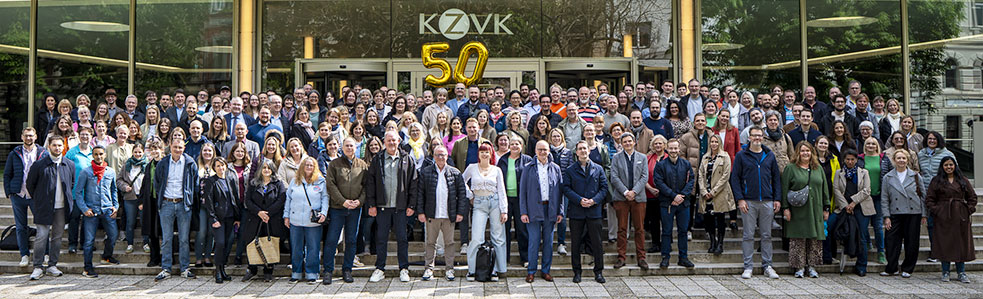 Mitarbeitende der KZVK vor dem Bürogebäude